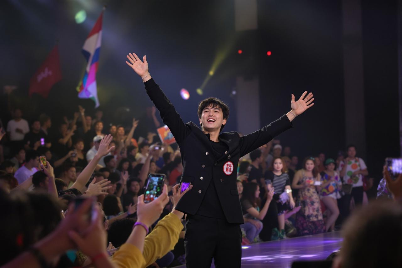 四虎影库影迷见面会圆满举行,万名粉丝热情参与